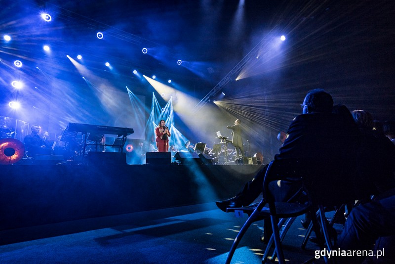 Kasia Wilk podczas koncertu w hali Gdynia Arena z okazji 10 lat Orkiestry Adama Sztaby