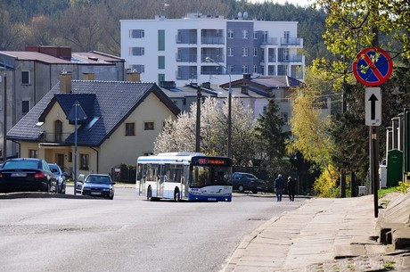 Autobus linii 198 na pierwszym kursie w drodze do przystanku Stolarska, fot. Michał Kowalski