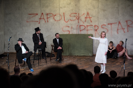 Scena ze sztuki Teatru Dramatycznego z Wałbrzycha Zapolska superstar (czyli jak przegrywać, żeby wygrać), fot. Roman Jocher