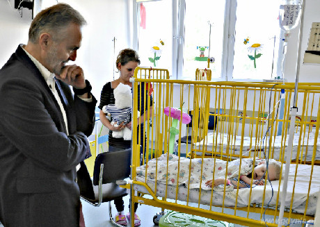 Prezydent Gdyni Wojciech Szczurek w odwiedzinach u dzieci w gdyńskim szpitalu, fot. Barbara Betlejewska