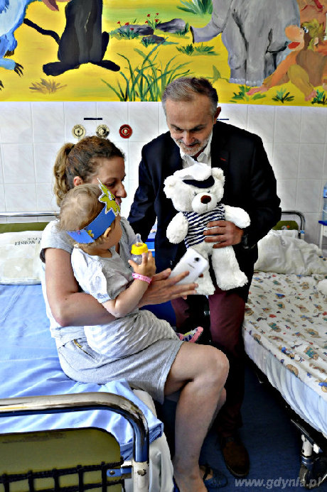 Prezydent Gdyni Wojciech Szczurek w odwiedzinach u dzieci w gdyńskim szpitalu, fot. Barbara Betlejewska