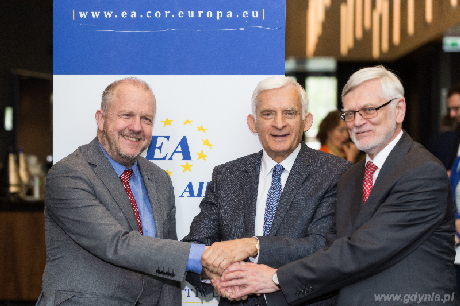 Od lewej wiceprezydent Gdyni Marek Stępa przewodniczący komisji przemysłu, badań naukowych i energii w Parlamencie Europejskim Jerzy Buzek oraz przewodniczący grupy EA Stanisław Szwabski