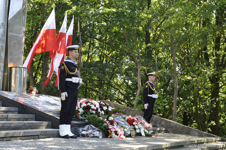 Kwiaty pod pomnikiem obrońców Gdyni poległych podczas działań wojennych, fot. Dorota Patzer