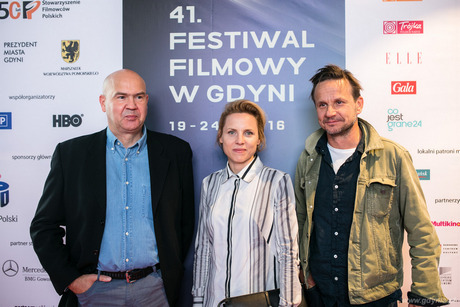 Od lewej Mariusz Gawryś reżyser filmu Sługi Boże oraz aktorzy Julia Kominek i Bartłomiej Topa, fot. Karol Stańczak