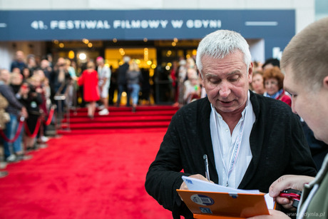 Krzysztof Materna rozdaje autografy na czerwonym dywanie podczas 41 Festiwalu Filmowego w Gdyni, fot. Karol Stańczak