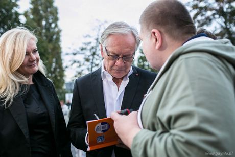Andrzej Seweryn rozdaje autografy na czerwonym dywanie podczas 41 Festiwalu Filmowego w Gdyni, fot. Karol Stańczak