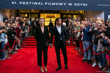 Julia Kominek i Bartłomiej Topa na czerwonym dywanie podczas 41 Festiwalu Filmowego w Gdyni, fot. Karol Stańczak