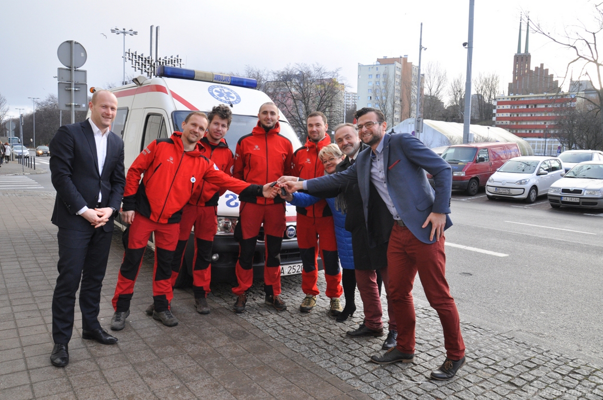 Przekazanie ambulansu do Poszukiwawczego  Ochotniczego Pogotowia Ratunkowego w Gdyni, fot. Agnieszka Wołowicz