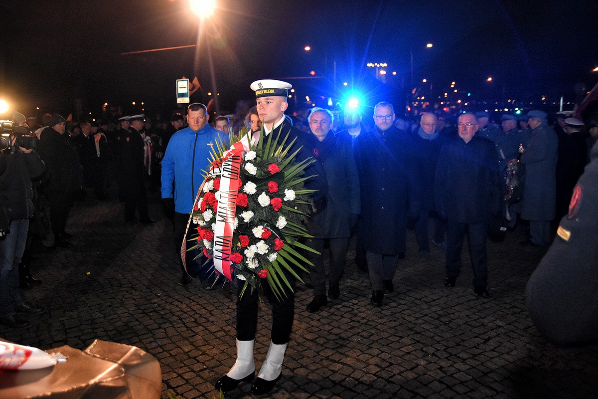 Obchody 46. rocznicy Grudnia' 70 - Prezydent Gdyni składa kwiaty / fot. Michał Puszczewicz