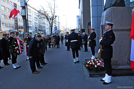 Przedstawiciele miasta Gdyni składają wieniec pod pomnikiem Eugeniusza Kwiatkowskiego, fot. Michał Kowalski