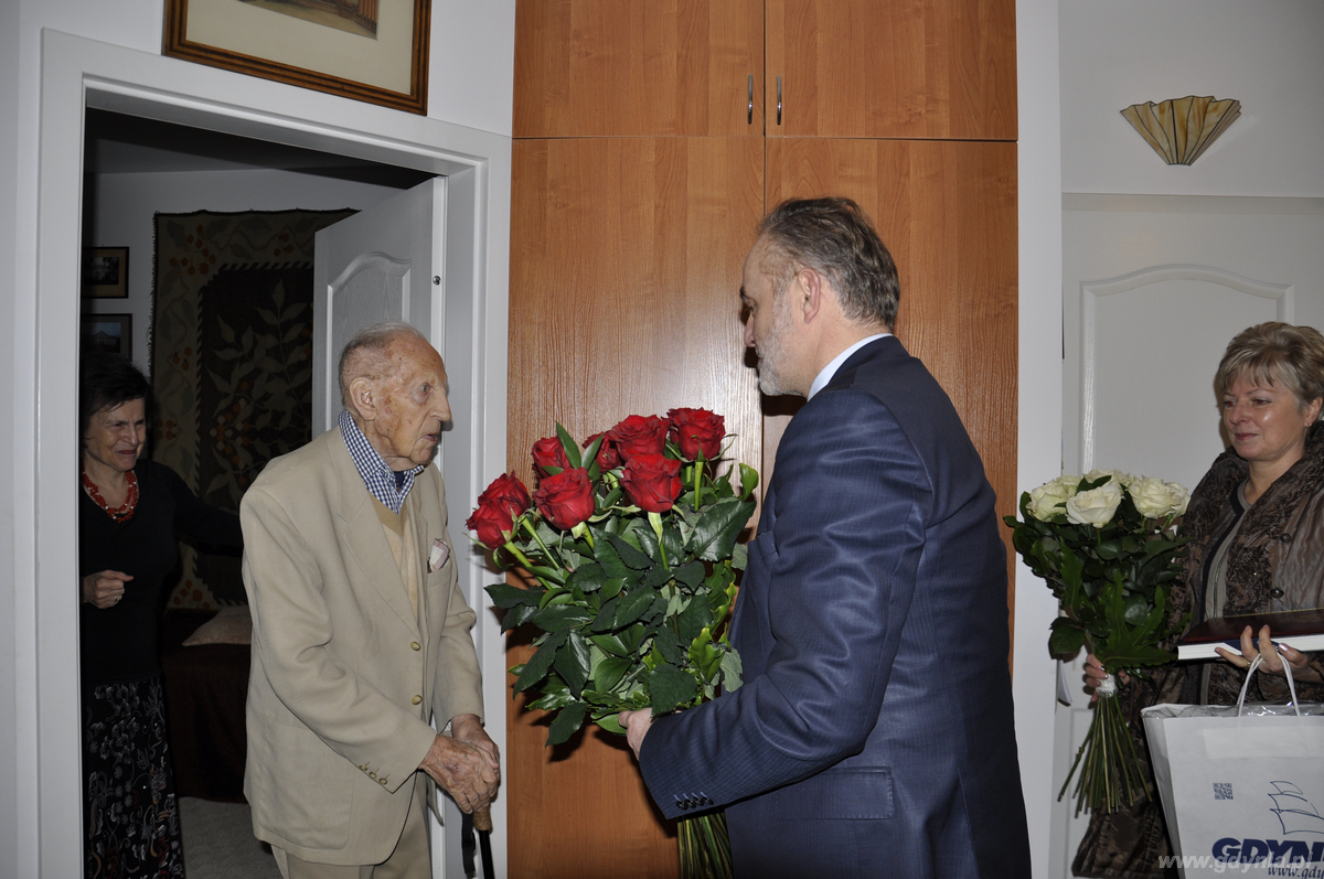 Prezydent Gdyni Wojciech Szczurek z odwiedzinami u profesora Jana Łopuskiego, fot. Dorota Patzer