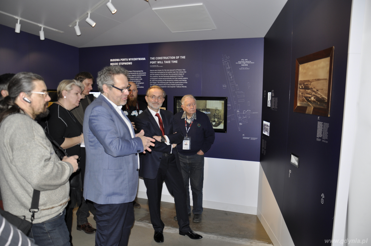 Dyrektor Jacek Friedrich pokazuje prezydentowi Gdyni Wojciechowi Szczurkowi nową wystawę stałą Muzeum Miasta Gdyni Gdynia - dzieło otwarte, fot. Sebastian Drausal
