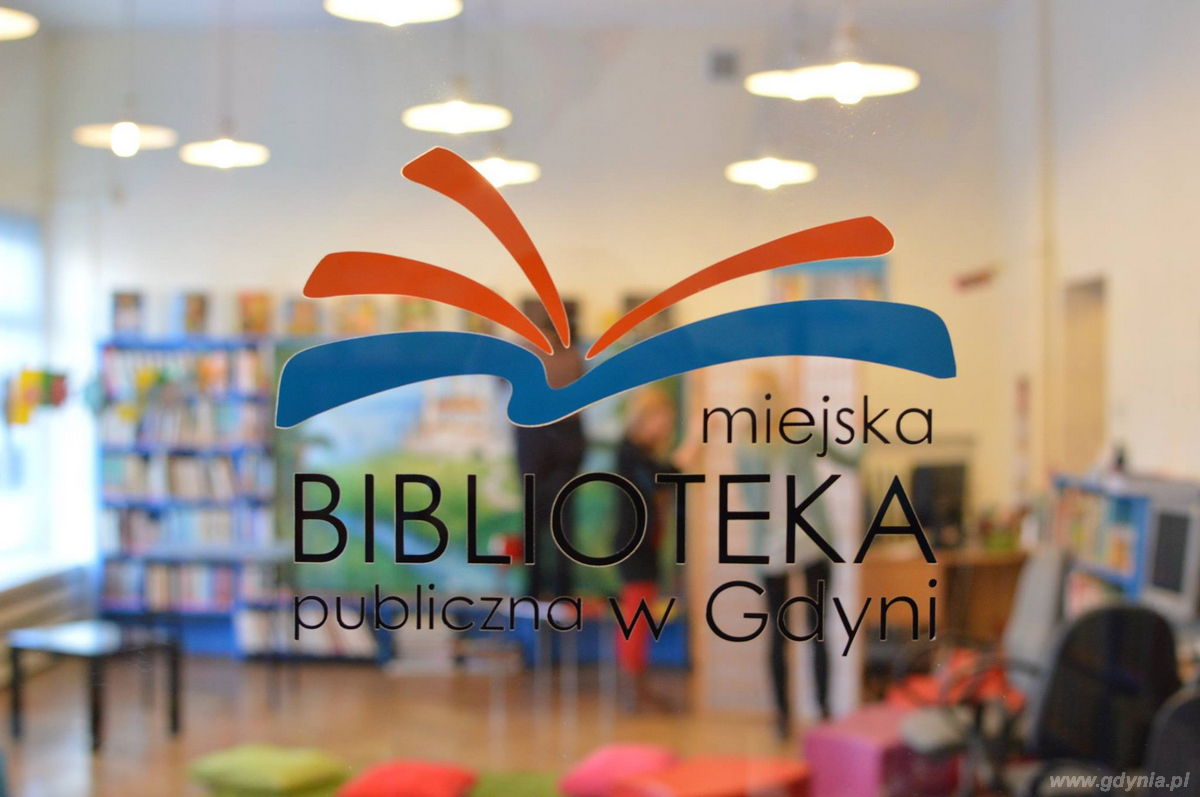 Logo na szybie Miejskiej Biblioteki Publicznej, fot. mat. prasowe Miejskiej Biblioteki Publicznej w Gdyni