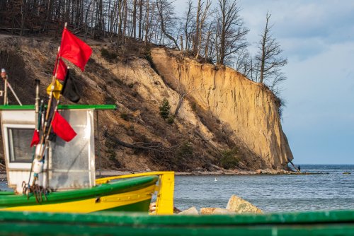 Klif w Orłowie, plaża, morze, na pierwszym planie łódź rybacka