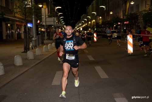 Biegacz na trasie Nocnego Biegu Świętojańskiego w Gdyni (fot. Jacek Klejment)