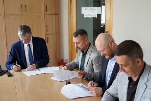Umowę podpisują: Rafał Geremek, wiceprezydent Gdyni oraz reprezentanci firmy Strabag: Bartosz Ossowski, Michał Kubiak i Łukasz Żabierek (fot. Magda Śliżewska, gdynia.pl)