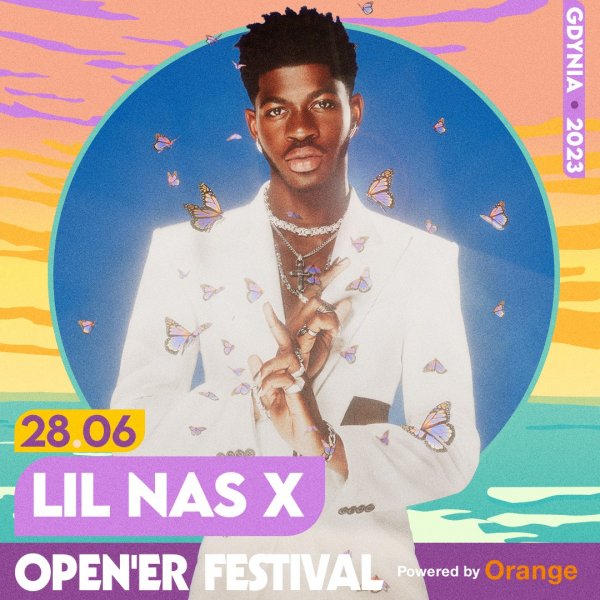 Grafika promocyjna Open'er Festival 2023. Na zdjęciu Lil Nas X, kolorowe tło, motyle.