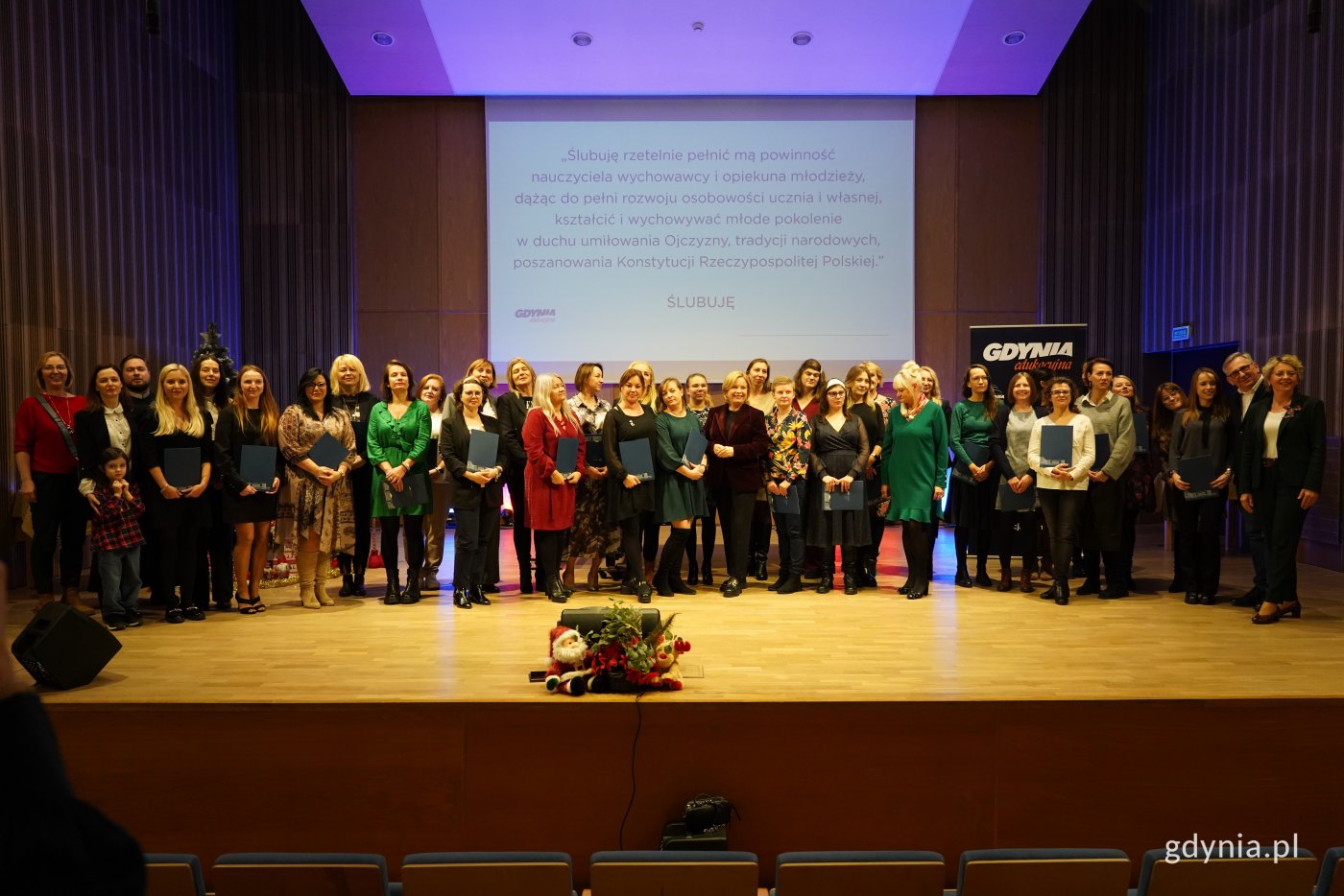 Na zdjęciu wiceprezydent Oktawia Gorzeńska, Iwona Tanewska, dyrektorzy oraz nauczyciele, którzy odebrali dziś dyplomy (fot. Katarzyna Balcerzak)