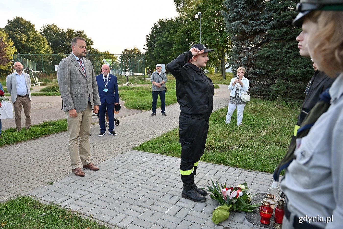 Uroczystości w rocznicę śmierci płk. Stanisława Dąbka. Na zdjęciu m.in. Marek Łucyk, wiceprezydent Gdyni ds. rozwoju, przed tablicą upamiętniającą płk. Stanisława Dąbka. Fot. Michał Puszczewicz