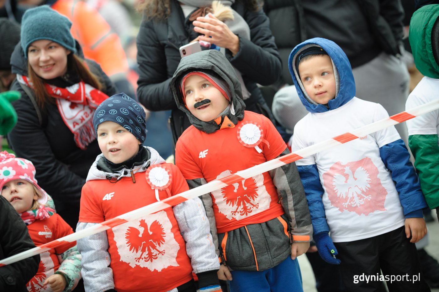 Dzieci na starcie Gdyńskiego Biegu Niepodległości (fot. gdyniasport.pl)