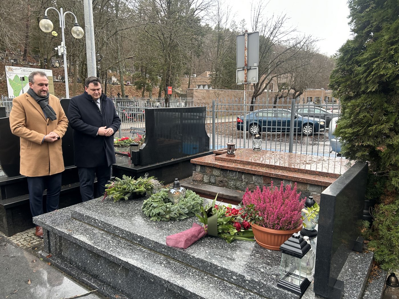 Łukasz Kobus, sekretarz i dyrektor urzędu miasta, Tomasz Augustyniak, dyrektor zarządzający ds. społecznych złożyli kwiaty na grobie Jerzego Zająca (fot. Magdalena Starnawska)