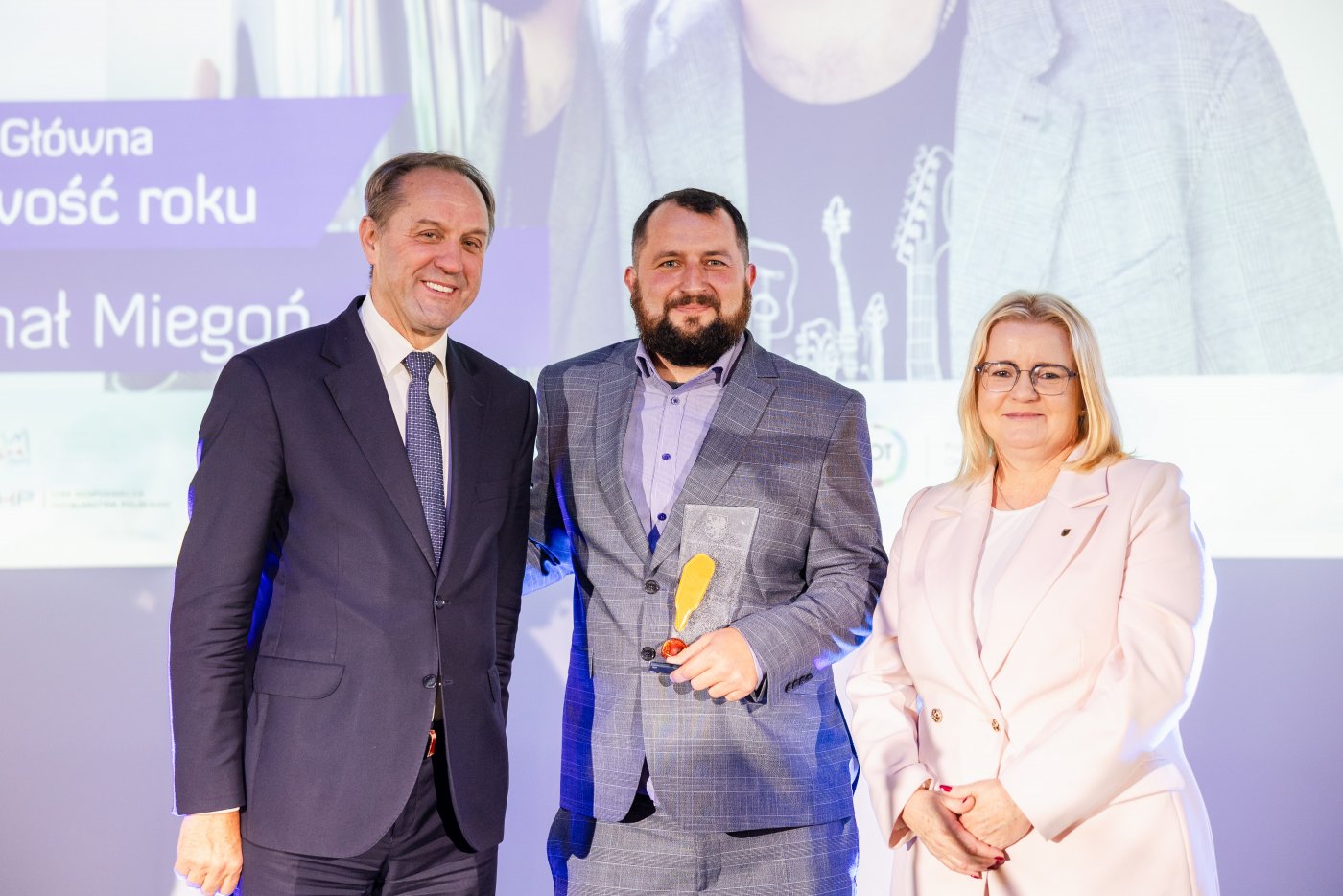 Michał Miegoń podczas odbierania nagrody (w środku). Na zdjęciu z Mieczysławem Strukiem, marszałkiem województwa i Agnieszką Baranowską, członkinią zarządu województwa pomorskiego  (fot. Karol Stańczak)