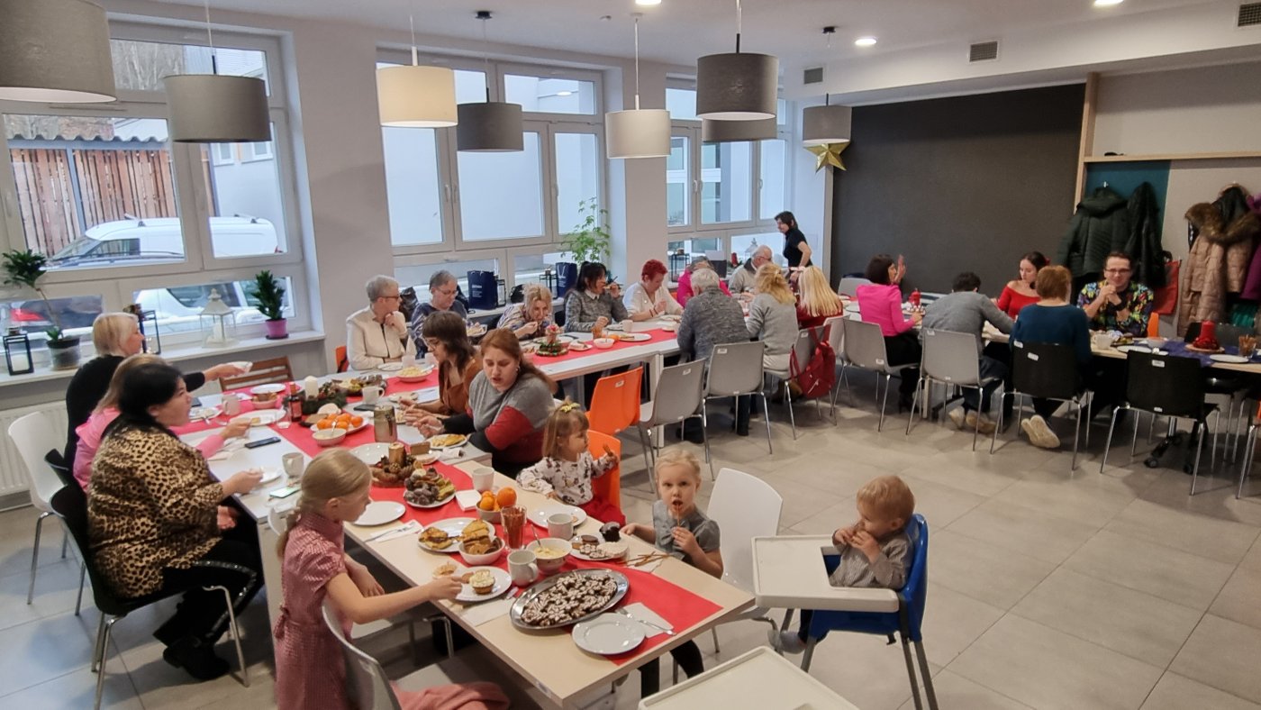 Mieszkańcy i mieszkanki spotkali się przy wspólnym stole w Domu Sąsiedzkim // fot LIS