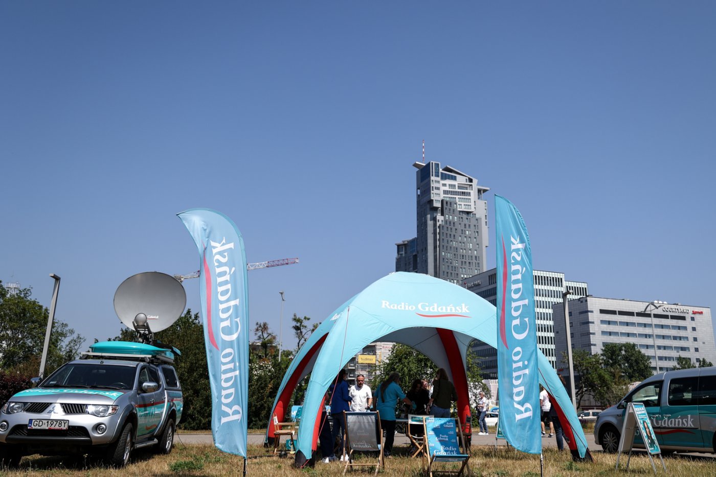 Mobilne studio Radia Gdańsk na skwerze Kościuszki w czerwcu 2023 roku (fot. Roman Jocher / Radio Gdańsk / archiwum)