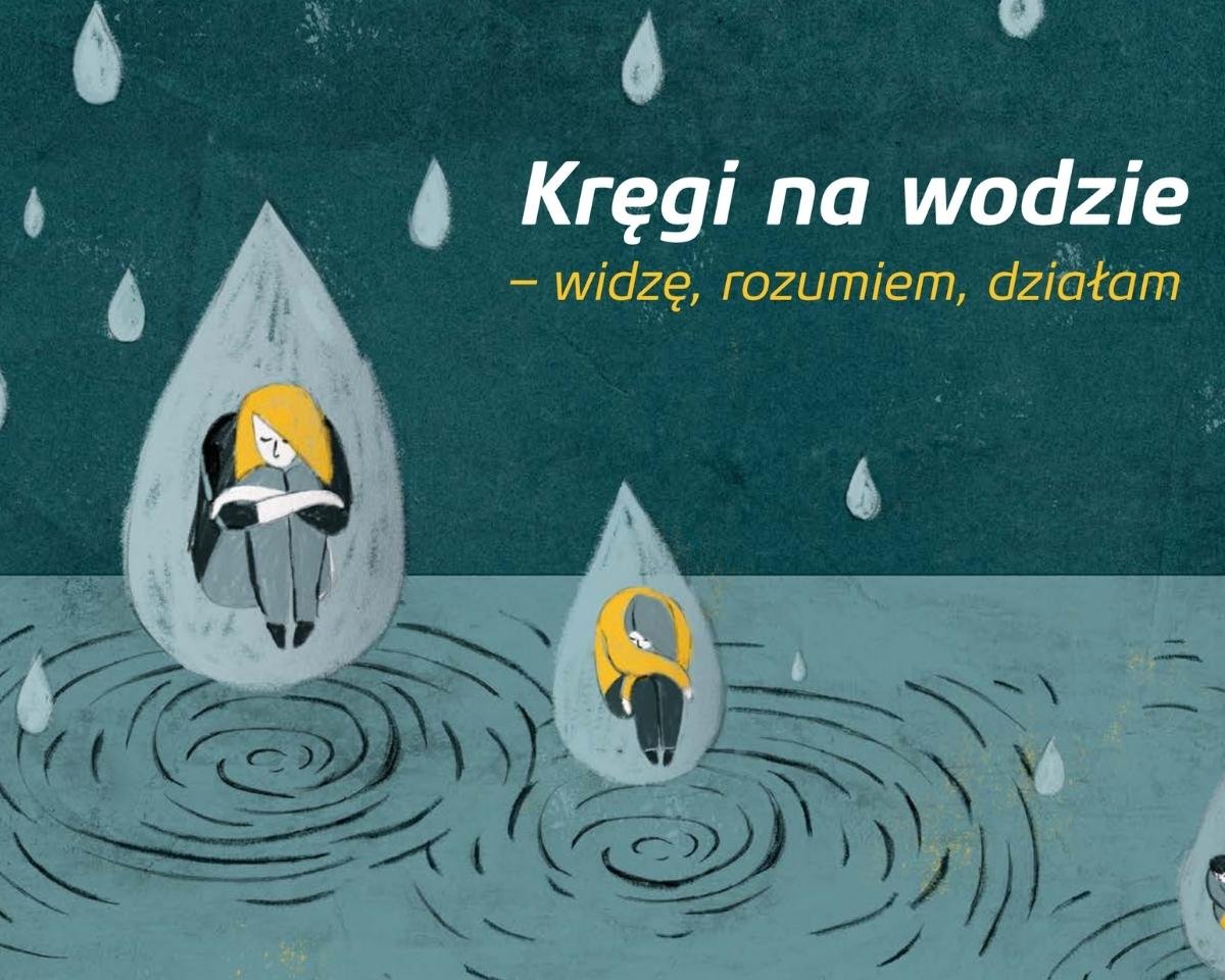 Ilustracja. Dwie postacie siedzące z głową schowaną pomiędzy kolanami. Jako krople deszczu spadają tworząc kręgi na wodzie.