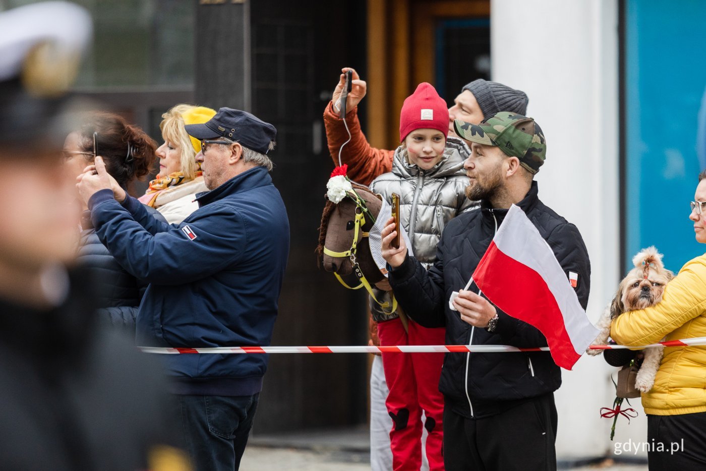 8 listopada, o godzinie 12:10, w Parku Centralnym przy pomniku marszałka Józefa Piłsudskiego, prezydent Gdyni - Aleksandra Kosiorek, wraz z lokalnymi samorządowcami, rozda gdynianom kilkaset biało-czerwonych flag. (fot. Karol Stańczak) 