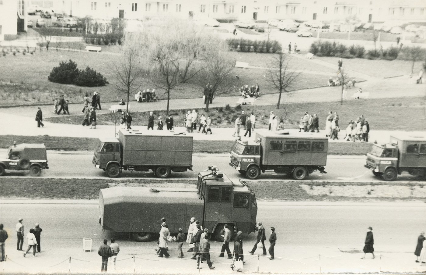 Pojazdy Milicji Obywatelskiej na ulicy Władysława IV (fot. ze zbiorów Muzeum Miasta Gdyni, autor nieznany, MMG/HM/II/5545/10)