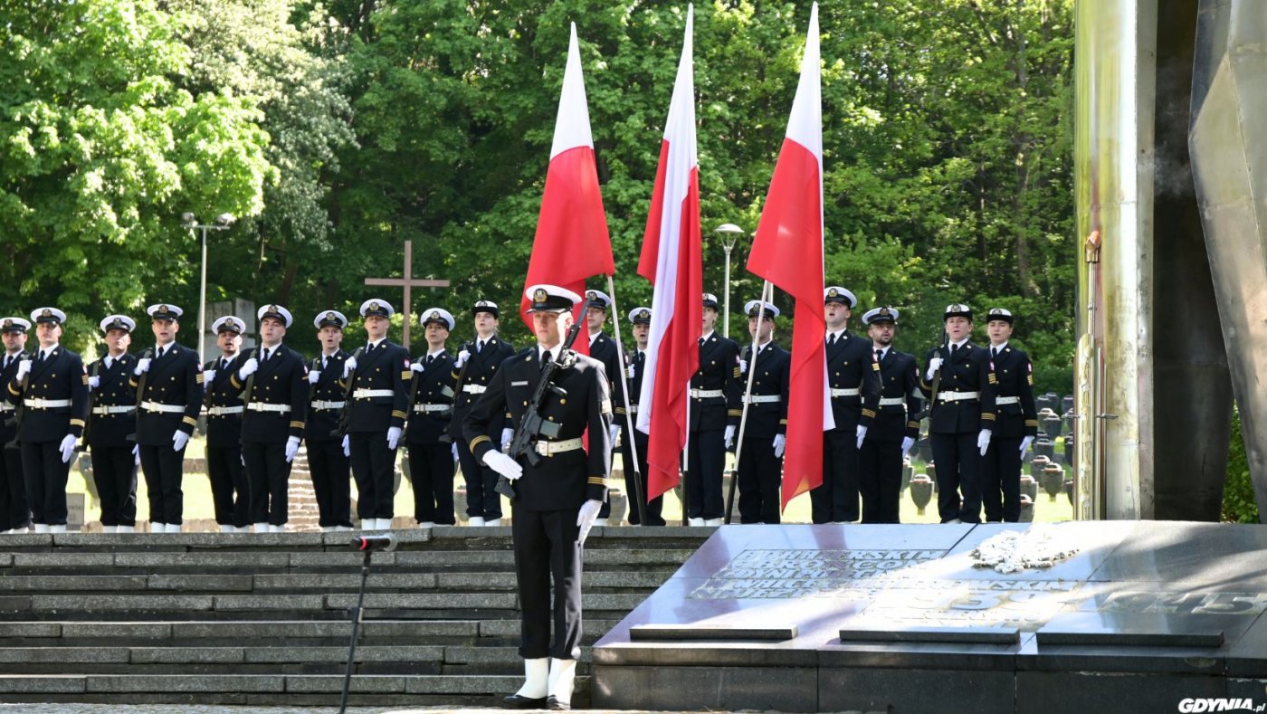 Posterunek honorowy przy pomniku Obrońców Wybrzeża na Cmentarzu Wojennym w Redłowie podczas uroczystości z okazji 79. rocznicy zakończenia II wojny światowej