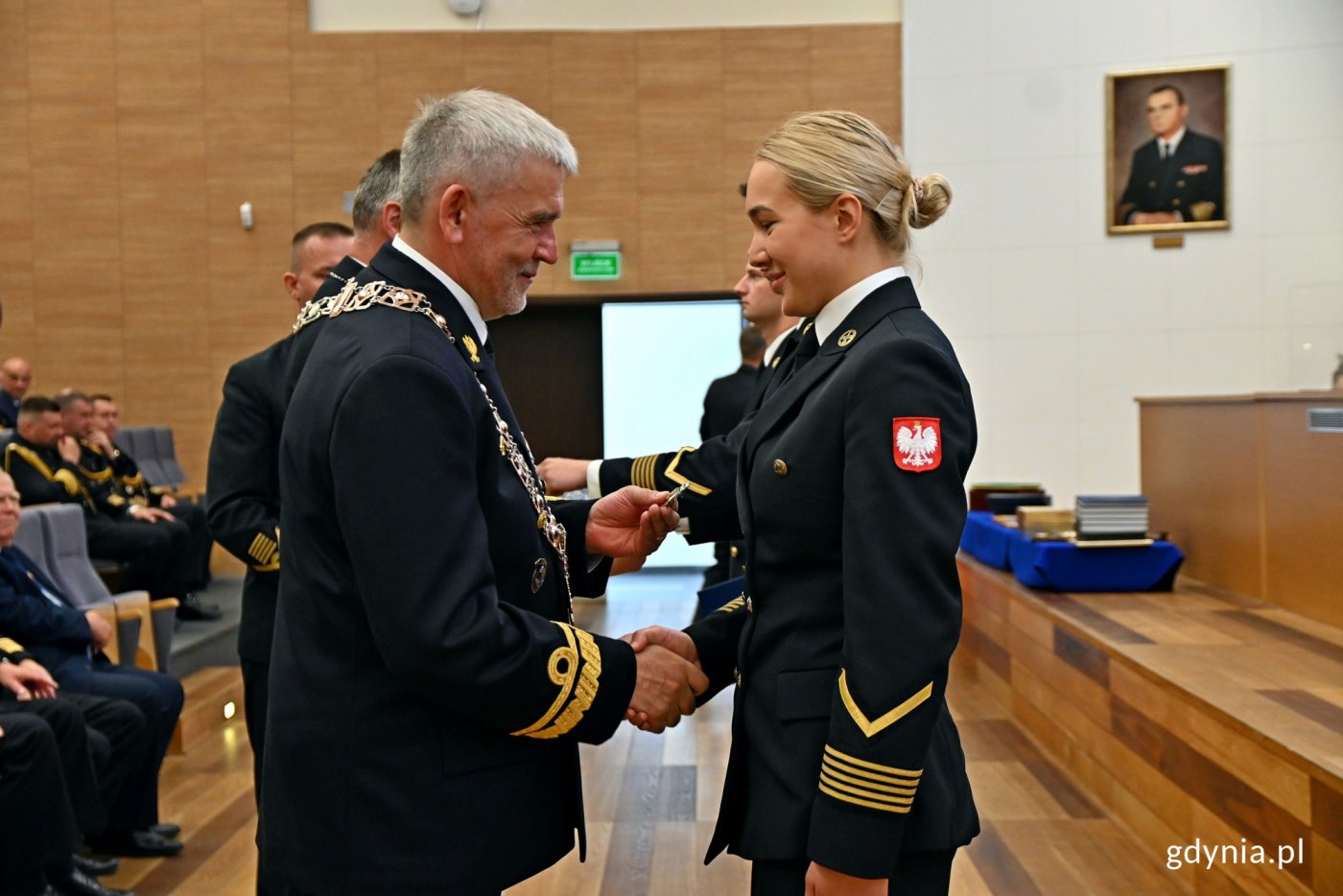 kadm. prof. dr hab. Tomasz Szubrycht, rektor-komendant Akademii Marynarki Wojennej w Gdyni gratuluje bsm. pchor. Aleksandrze Poletyło, która uzyskała III najlepszą lokatę wśród absolwentów (fot. Magdalena Czernek)