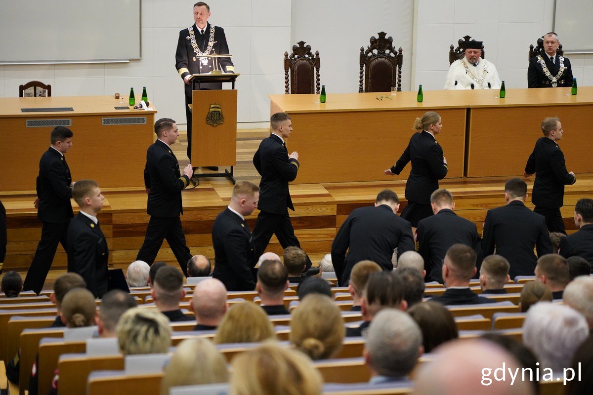 Uroczystość wręczenia dyplomów ukończenia studiów I stopnia. Przy mównicy kmdr Sławomir Dorotyn, prorektor ds. wojskowych Akademii Marynarki Wojennej w Gdyni (fot. Magda Śliżewska)