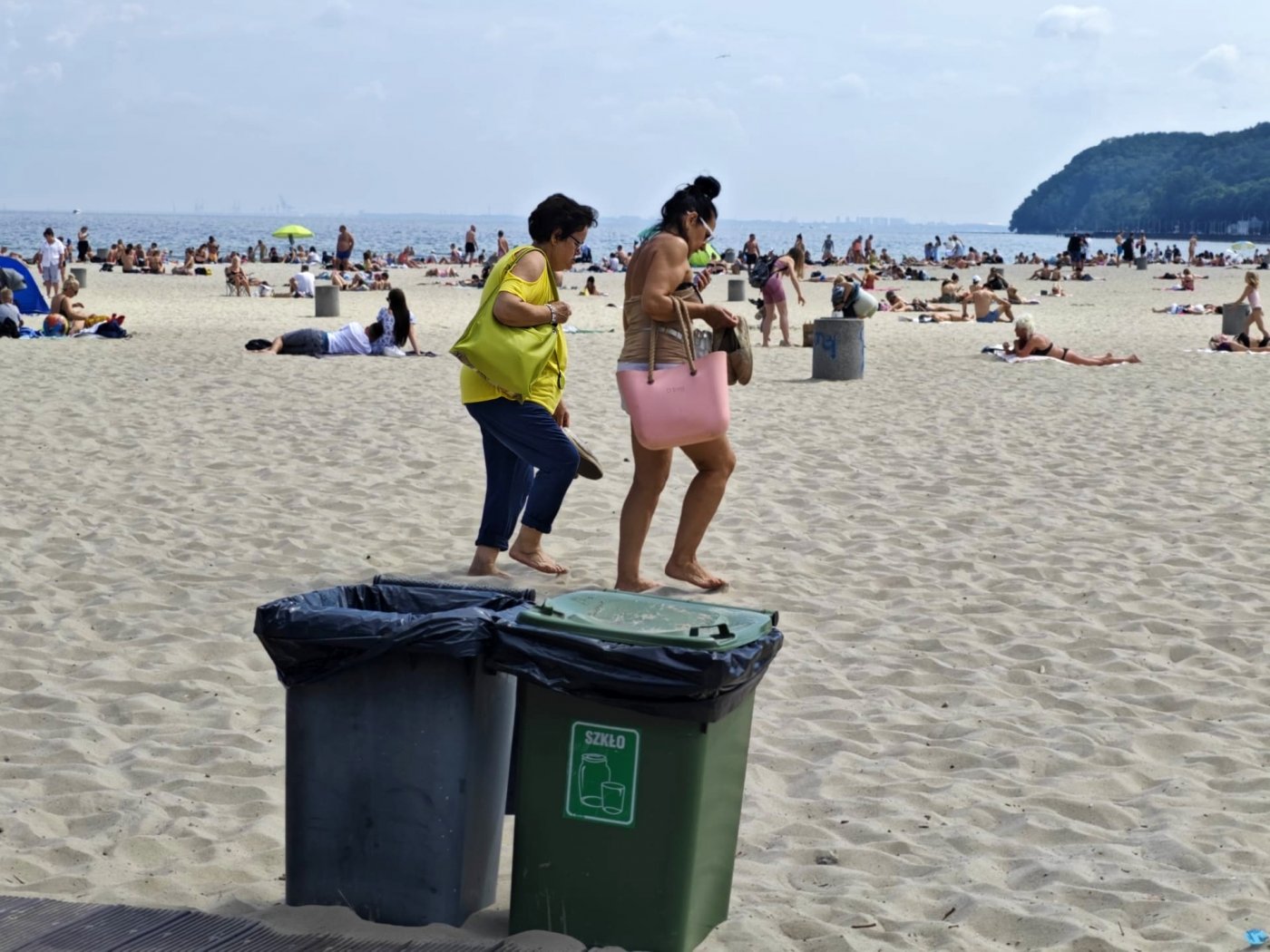 Kosze na śmieci na plaży w Gdyni Śródmieściu (fot. Magda Iwanowicz-Mongird)