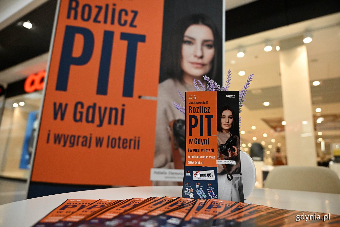 Ulotki i baner promujący loterię „Rozlicz PIT w Gdyni” (fot. Michał Puszczewicz)