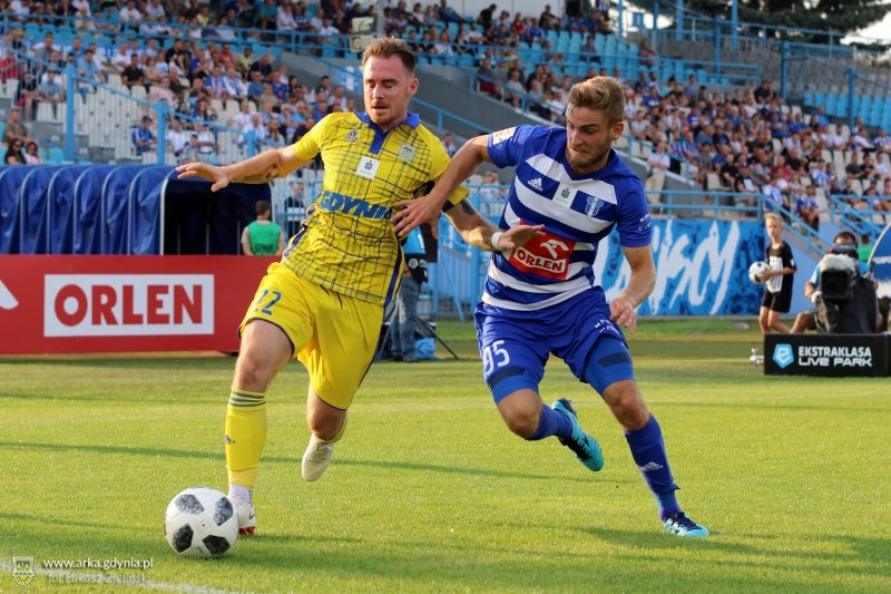 Michał Janota (Arka) i Patryk Stępiński (Wisła) w trakcie ostatniego meczu obydwu zespołów, fot. Łukasz Zieliński (www.arka.gdynia.pl)