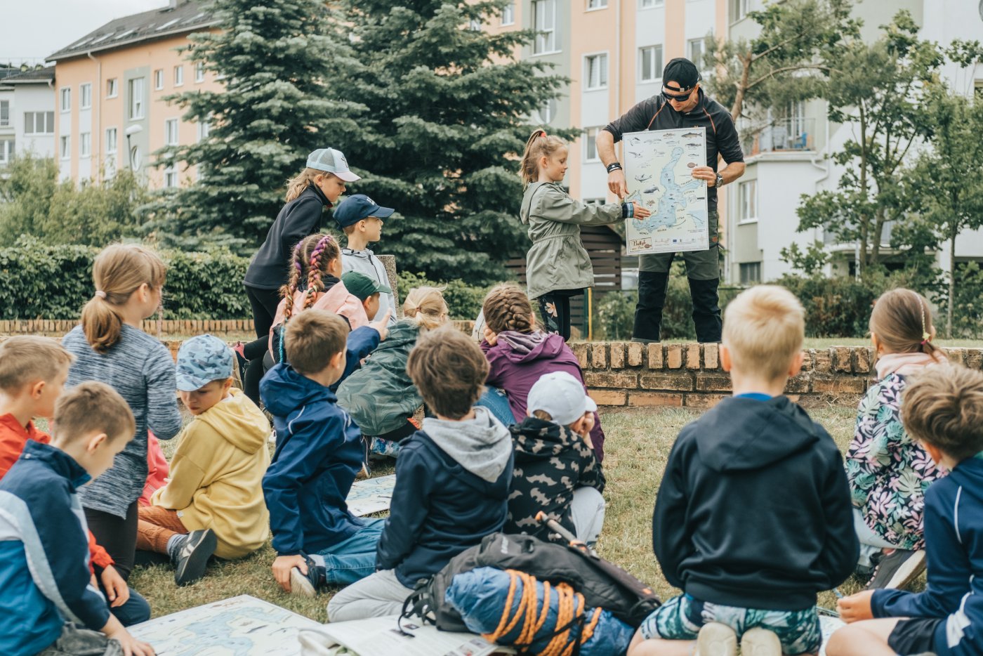 Uczniowie w czasie zajęć w terenie // fot. Filip Śmigielski