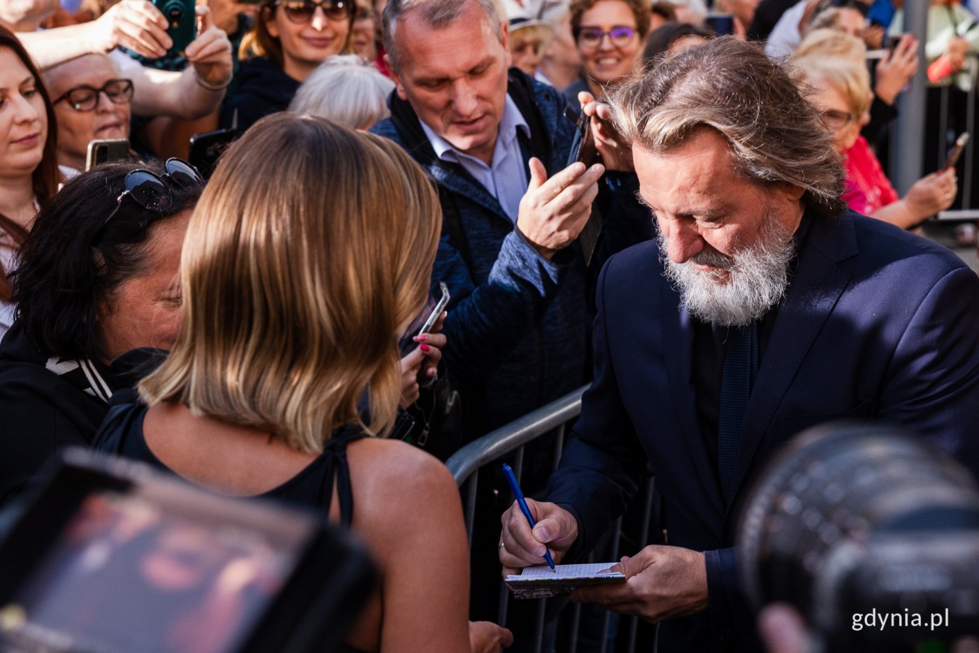 48. Festiwal Polskich Filmów Fabularnych. Na zdj. Robert Więckiewicz rozdaje autografy. Fot. Karol Stańczak/archiwum