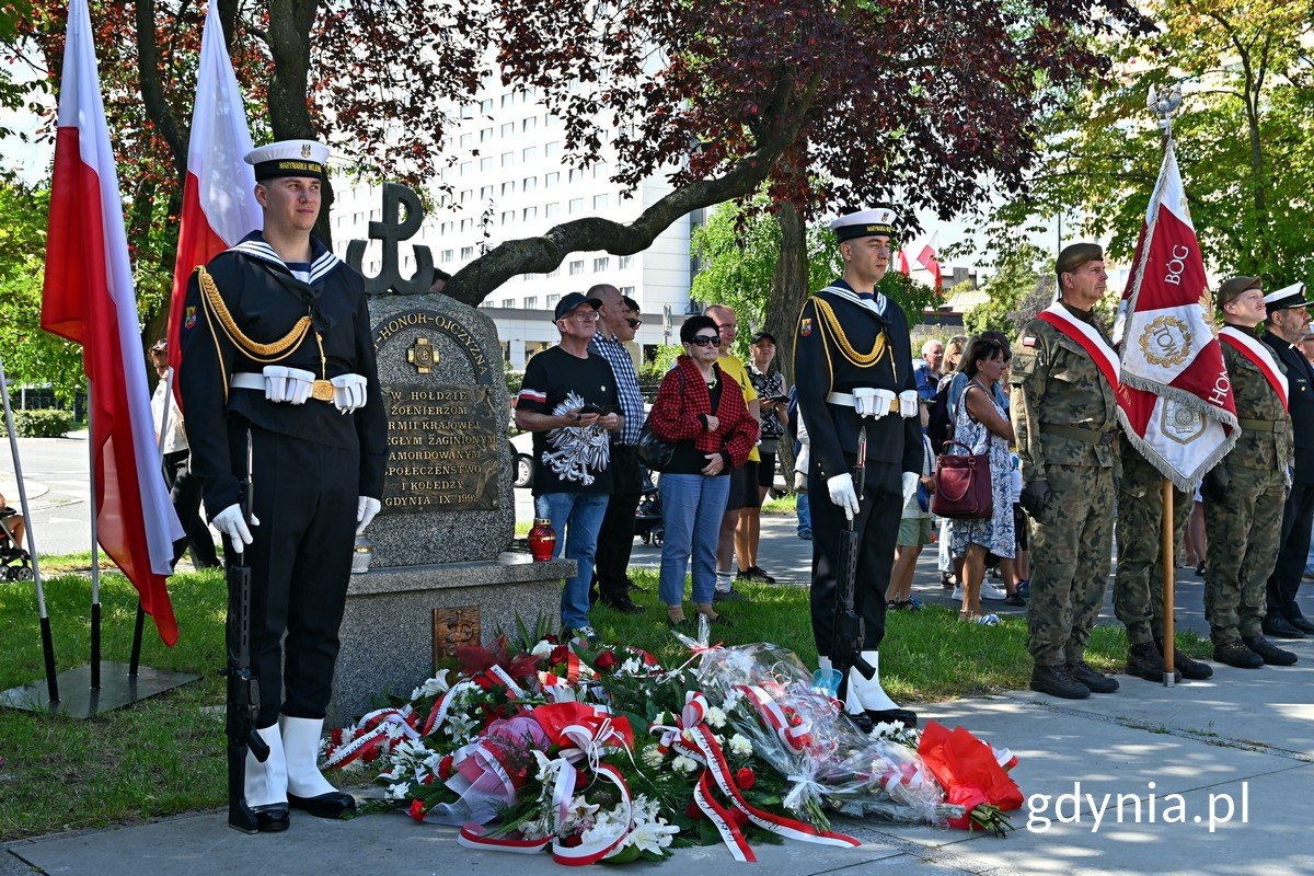 Posterunek honorowy przy pomniku Armii Krajowej podczas uroczystości z okazji 80. rocznicy wybuchu powstania warszawskiego (fot. Magdalena Czernek)