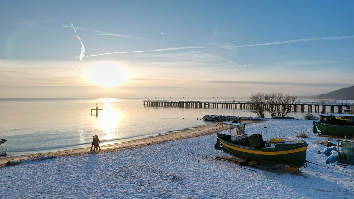 Na zdjęciu plaża i rybacki kuter w Orłowie