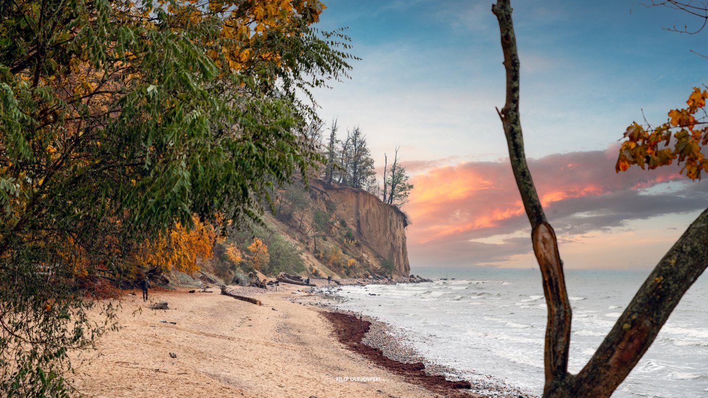 na zdjęciu jesienna plaża i klif