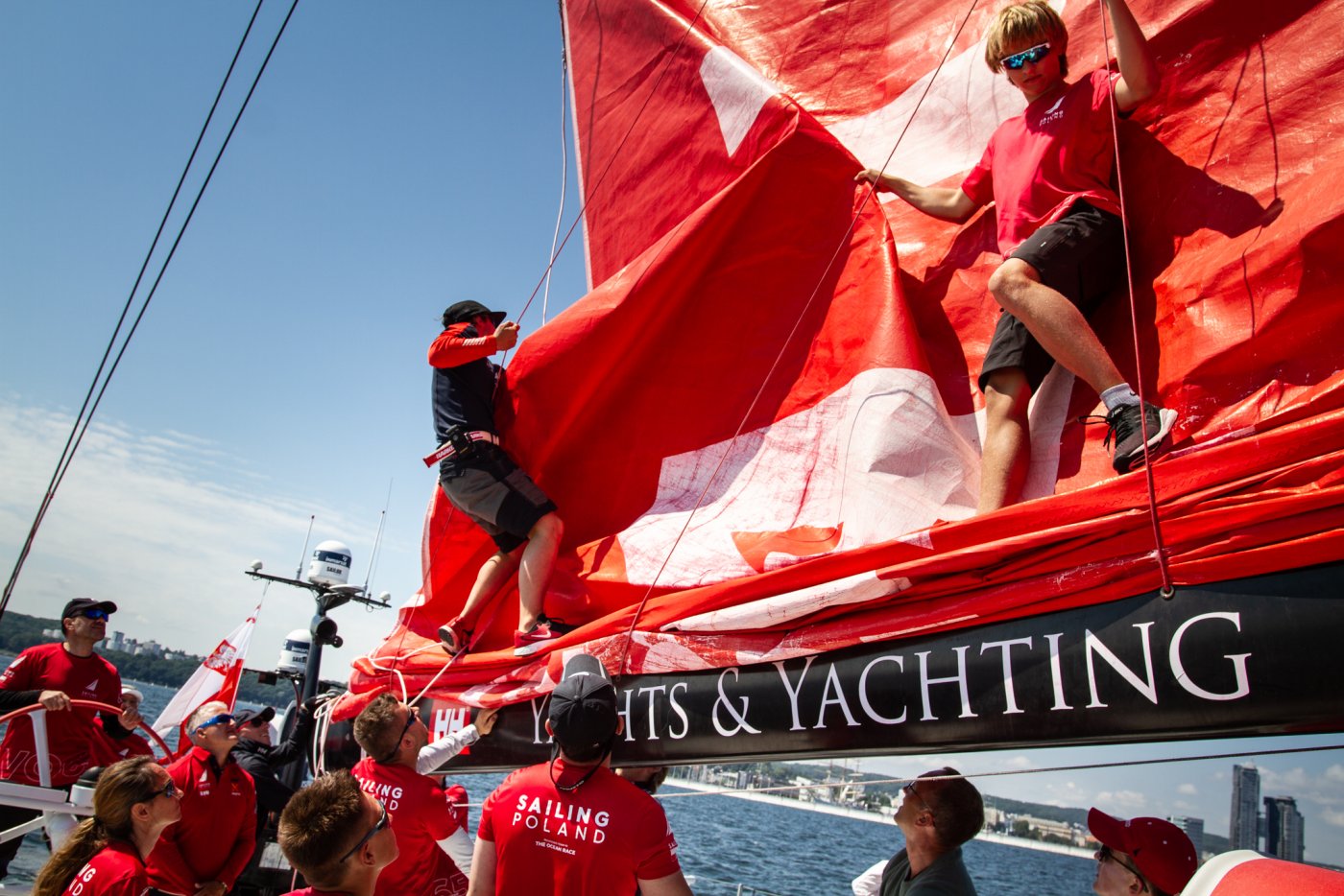 Skiper Maciej Marczewski i załoga jachtu VO65 Sailing Poland. Fot. Przemysław Kozłowski