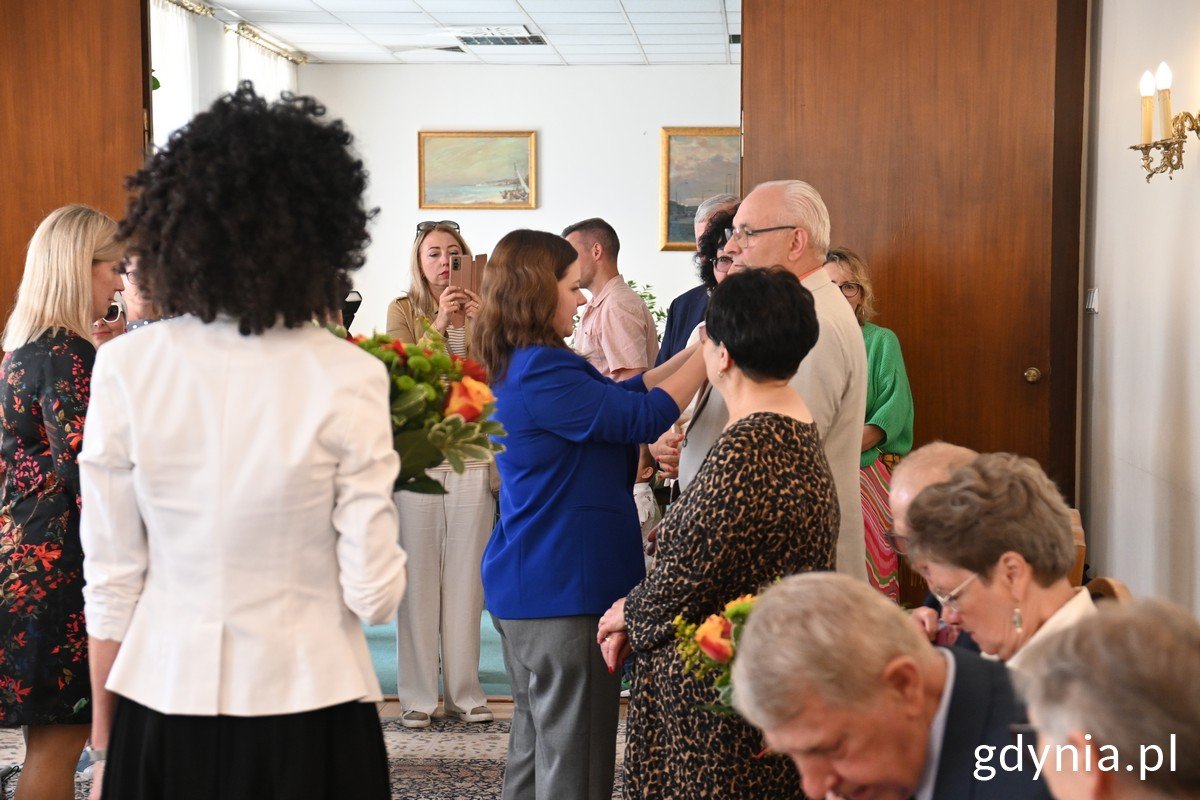 Medale za Długoletnie Pożycie Małżeńskie wręczyła jubilatom prezydent Gdyni Aleksandra Kosiorek (fot. Konrad Maćkowiak)