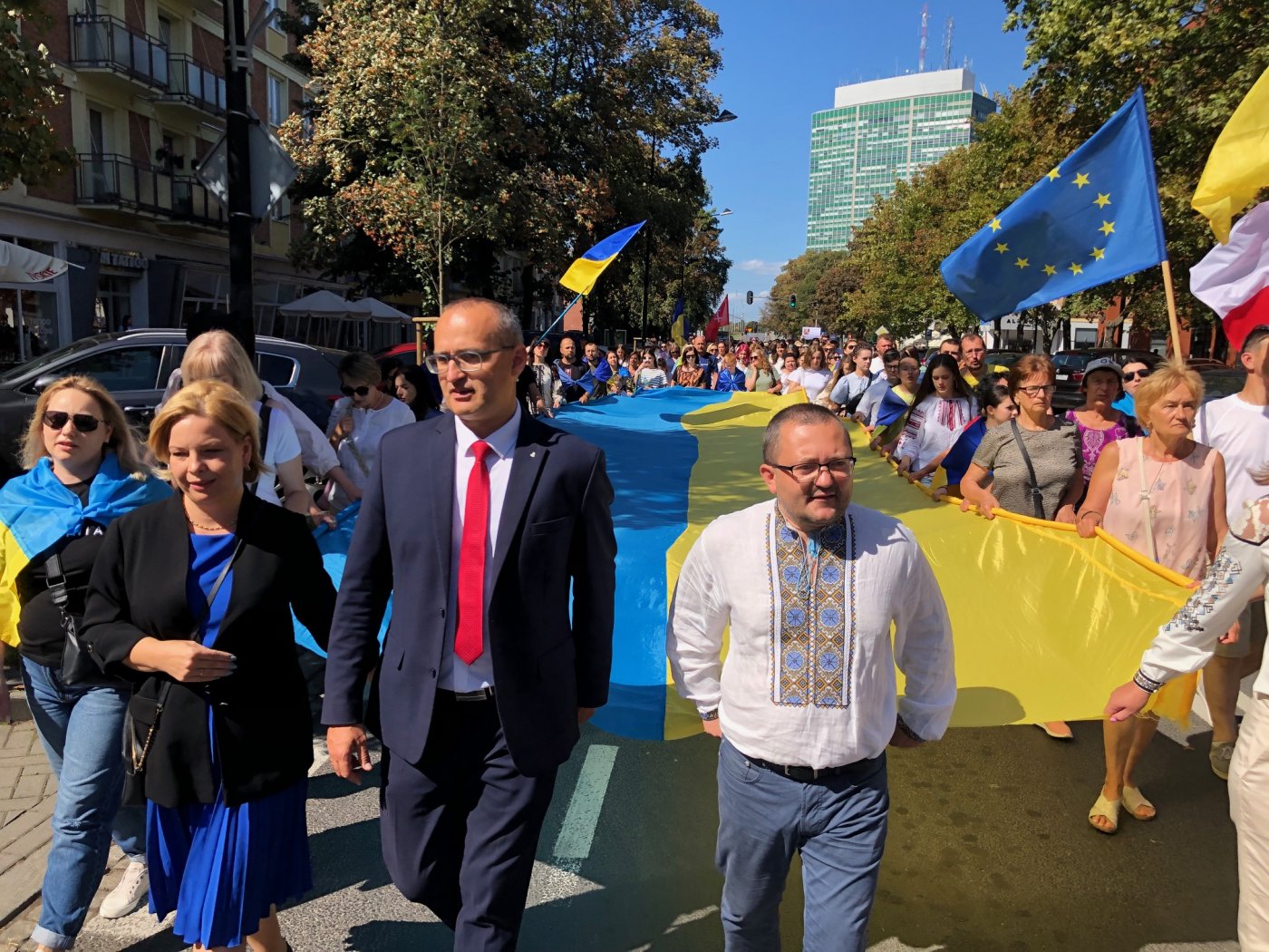 Marsz w Gdańsku. Na zdj. (od lewej): Oktawia Gorzeńska, wiceprezydentka Gdyni, Emil Rojek, wicewojewoda pomorski i Ołeksandr Płodystyi, konsul Ukrainy w Gdańsku (fot. gdansk.pl)