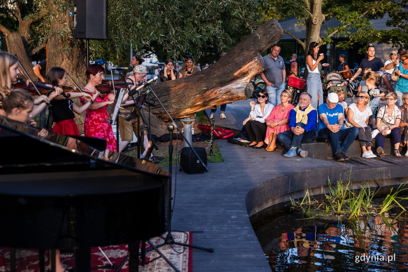 Koncert muzyki filmowej w Parku Centralnym w wykonaniu uczniów Szkoły Muzycznej I i II st. im. Z. Noskowskiego w Gdyni. Wśród publiczności siedzą od lewej: Katarzyna Gruszecka-Spychała, wiceprezydentka Gdyni; Joanna Rutkowska, dyrektorka Szkoły Muzycznej; Wojciech Szczurek, prezydent Gdyni. Fot. Karol Stańczak