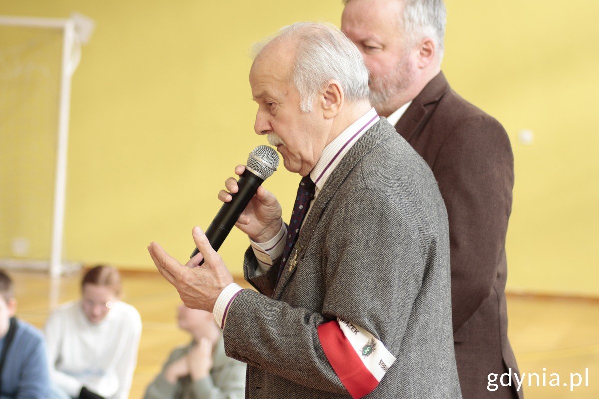 Na zdj. Waldemar Świto ze Związku Sybiraków, Wojciech Jankowski, dyrektor Gdyńskiego Ośrodka Doskonalenia Nauczycieli oraz uczniowie SP nr 39 w Gdyni (fot. Magda Śliżewska)