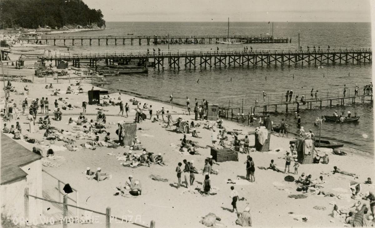 na zdjęciu plażowicze na plaż w Orłowie