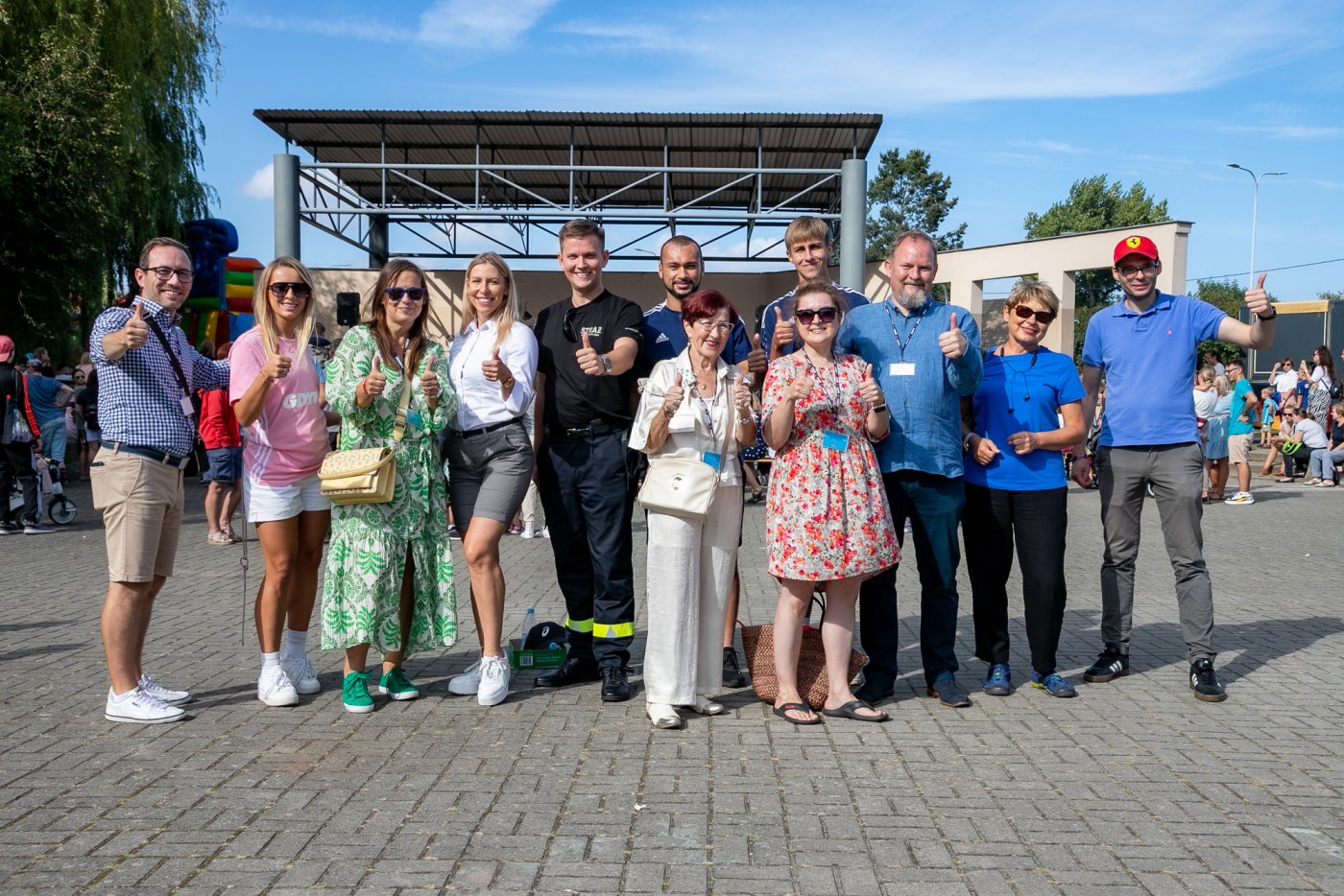 Festyn rodzinny na Obłużu. Od lewej: Marek Urbaniak (wiceprzewodniczący Rady Dzielnicy Obłuże), Natalia Sadowska (Arka Gdynia), Izabela Procelli-Szynwelska (wiceprzewodnicząca Rady Dzielnicy Obłuże), Anna Salomon (radna miasta), Adam Labuhn (radny dzielnicy Pogórze), Marcus da Silva (radny miasta/Arka Gdynia), Maria Borkowska (radna Dzielnicy Obłuże), Karolina Waluszewska-Niewadzi (radna dzielnicy Obłuże), Medard Kotowicz (Arka Gdynia), Maciej Dobbek (przewodniczący Rady Dzielnicy Obłuże), Elżebieta Pienschke, Marek Dudziński (radny miasta). Autor zdjęcia: Mateusz Włoch.