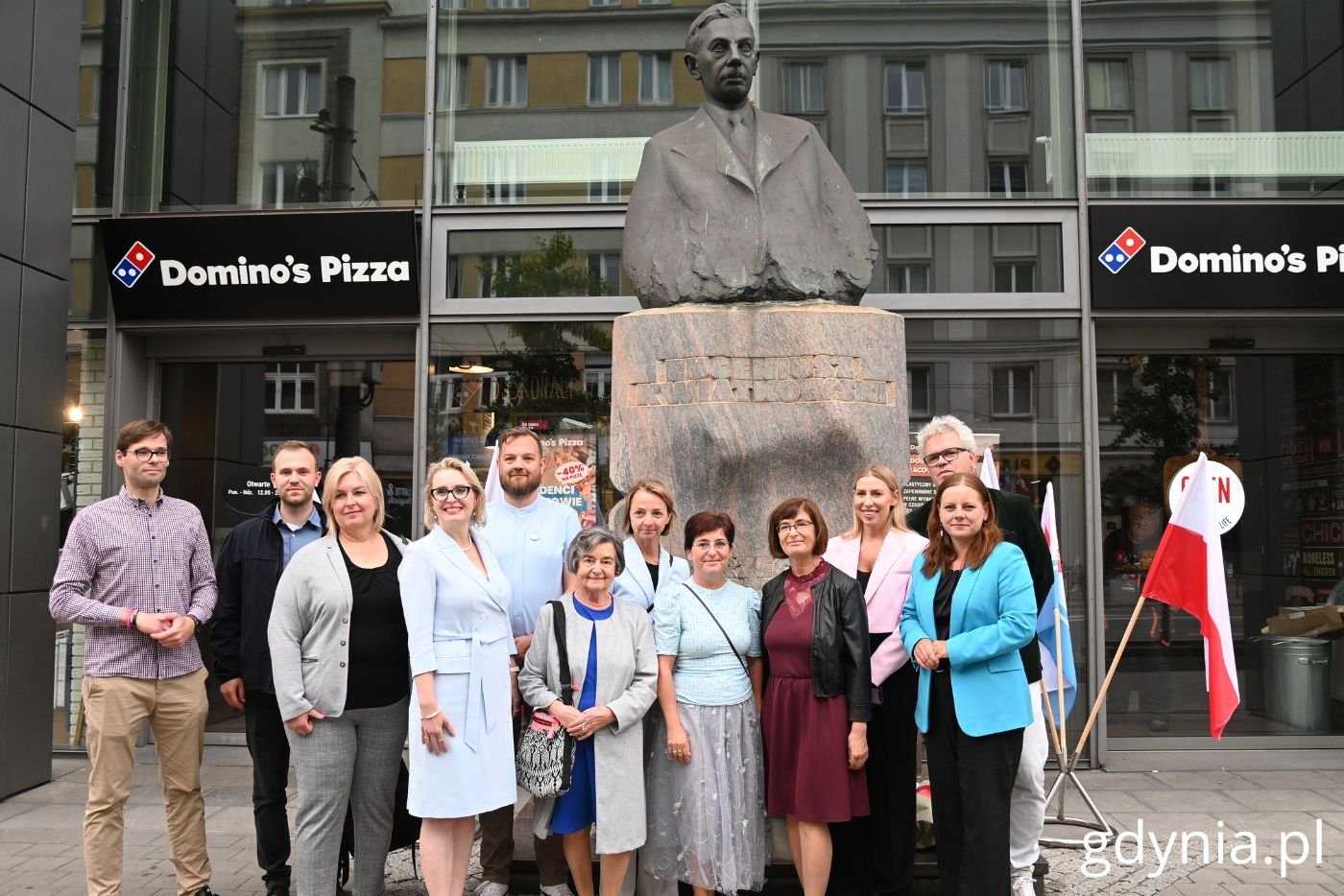 Na zdjęciu (od lewej): Marek Dudziński, radny Gdyni, Norbert Anisowicz, radny Gdyni, Beata Zastawna, radna Gdyni, Agnieszka Tokarska, radna Gdyni, Łukasz Strzałkowski, radny Gdyni, Marianna Doliwa-Dobrowolska z córkami, Larysa Kramin, radna Gdyni, Anna Salomon, radna Gdyni, Aleksandra Kosiorek, prezydent Gdyni oraz Andrzej Mańkowski (fot. Magdalena Starnawska)